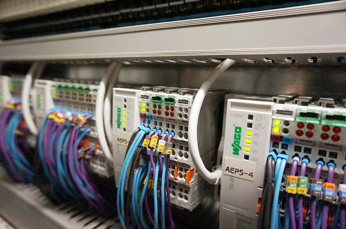 ساخت و طراحی تابلو برق صنعتی PLC